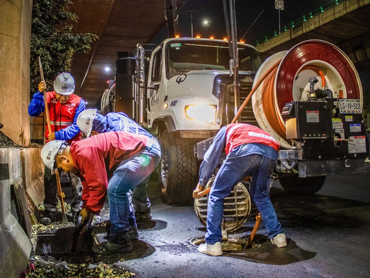 Equipe de desentupidora atendendo em Brotas, Salvador